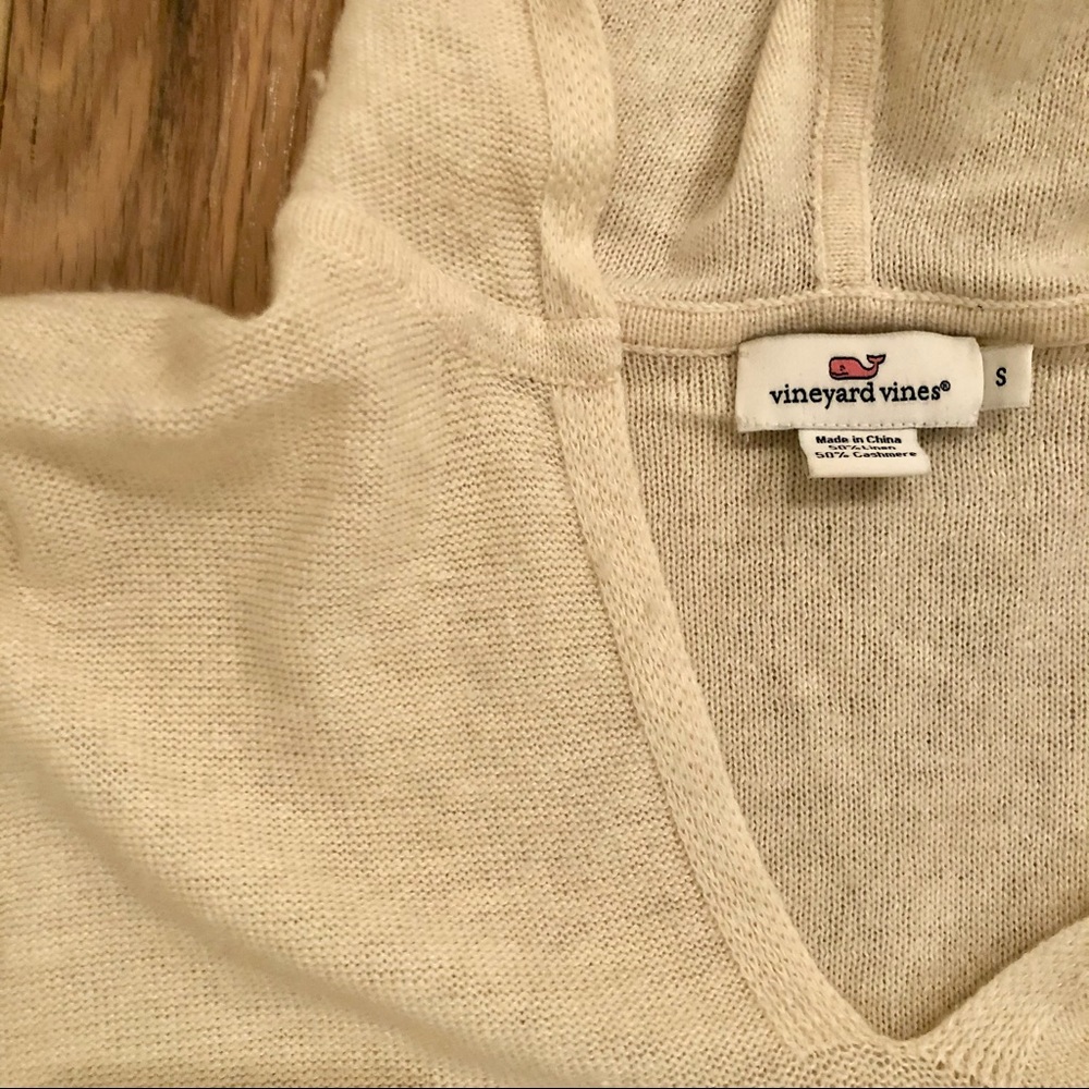 Vineyard Vines - light T shirt sweater with hood